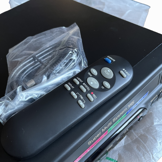 "Видеомагнитофон LG W142W"