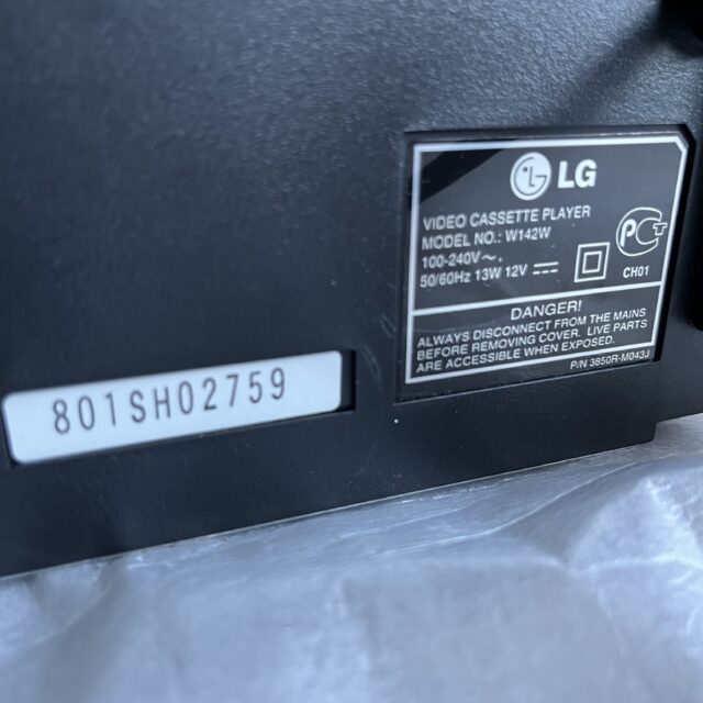 "Видеомагнитофон LG W142W"