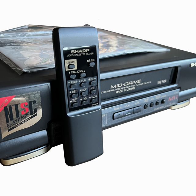 "Видеомагнитофон Sharp VC-M11"