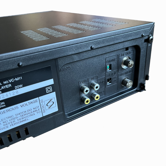 "Видеомагнитофон Sharp VC-M11"